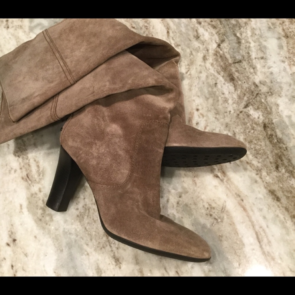 Tod’s taupe suede boots
